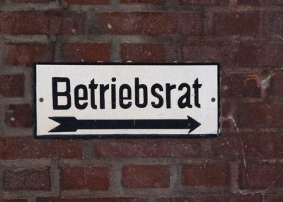 Schild mit Aufschrift "Betriebsrat"