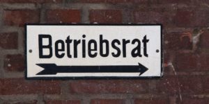 Schild mit Aufschrift "Betriebsrat"