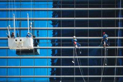 Fensterputzer bei der Arbeit an einem Hochhaus