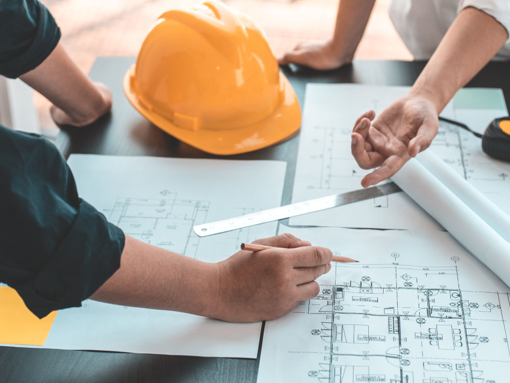 Zwei Personen, die ein Bauprojekt planen