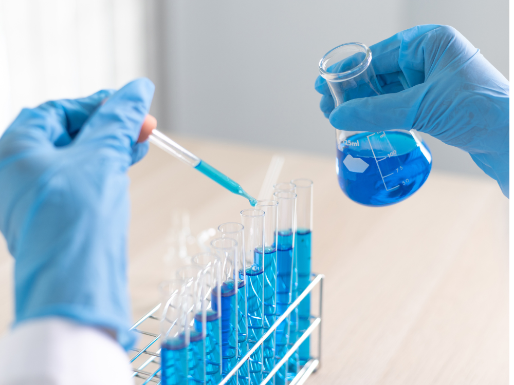 Eine Person, die eine Lösung mit einer Pipette verteilt